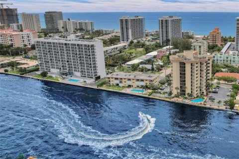 Copropriété à vendre à Pompano Beach, Floride: 2 chambres, 143.07 m2 № 2185678 - photo 2
