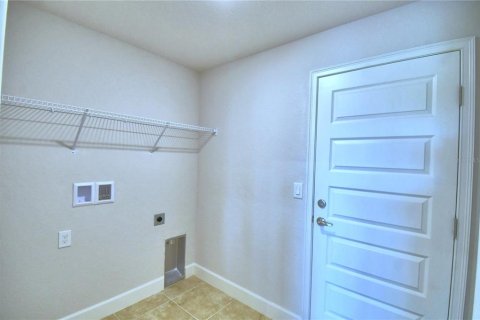 House in Auburndale, Florida 4 bedrooms, 163.04 sq.m. № 2215210 - photo 5
