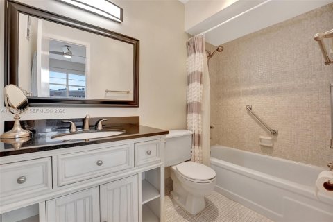 Condo in Lauderdale Lakes, Florida, 2 bedrooms  № 1999453 - photo 15