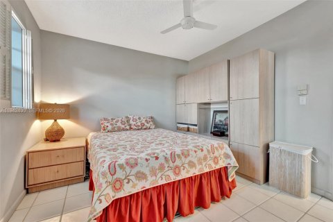 Condo in Lauderdale Lakes, Florida, 2 bedrooms  № 1999453 - photo 16