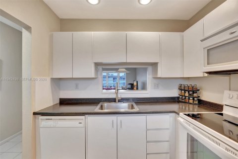 Condo in Lauderdale Lakes, Florida, 2 bedrooms  № 1999453 - photo 9