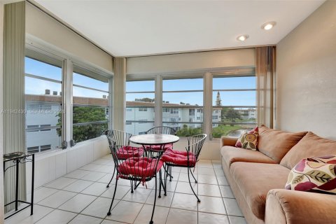 Condo in Lauderdale Lakes, Florida, 2 bedrooms  № 1999453 - photo 2