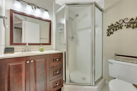 Condo in Lauderdale Lakes, Florida, 2 bedrooms  № 1999453 - photo 19