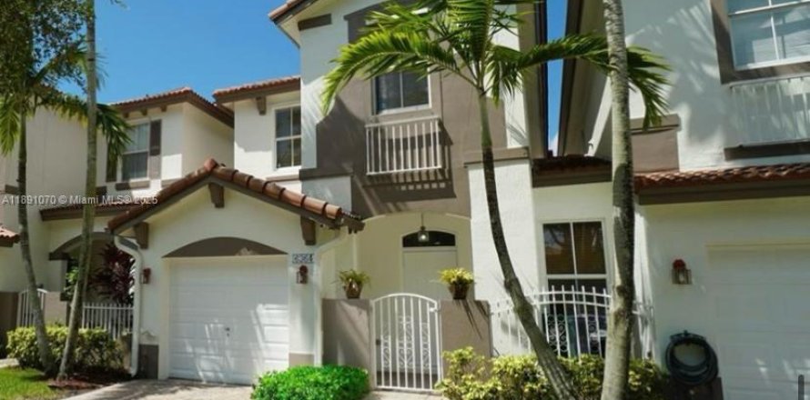 Touwnhouse à Miami, Floride 3 chambres, 161.56 m2 № 1943585