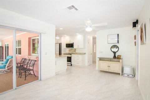 House in Jupiter, Florida 3 bedrooms, 132.01 sq.m. № 2272579 - photo 12