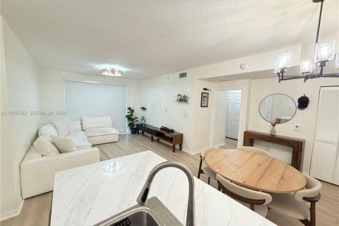 Condo in Miami, Florida, 2 bedrooms  № 2041968 - photo 6