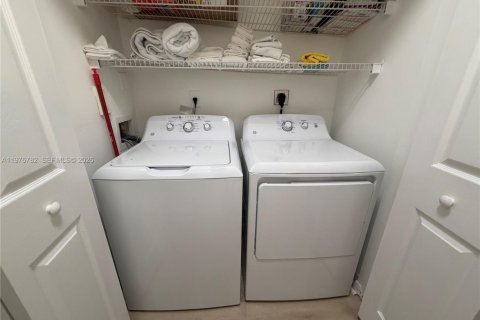 Condo in Miami, Florida, 2 bedrooms  № 2041968 - photo 10