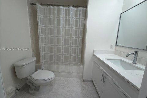 Condo in Miami, Florida, 2 bedrooms  № 2041968 - photo 11