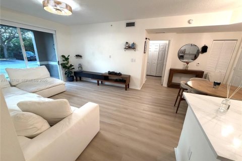 Condo in Miami, Florida, 2 bedrooms  № 2041968 - photo 3