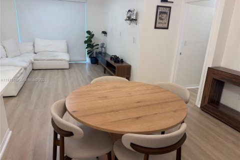 Condo in Miami, Florida, 2 bedrooms  № 2041968 - photo 7