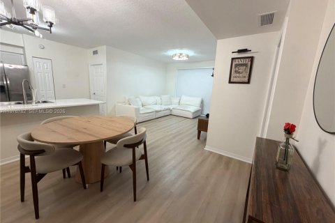 Condo in Miami, Florida, 2 bedrooms  № 2041968 - photo 2