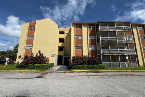 Copropriété à vendre à Lauderdale Lakes, Floride: 1 chambre, 74.32 m2 № 1861909 - photo 1
