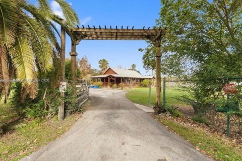 Купить коммерческую недвижимость в Саут-Бей, Флорида № 2046263 - фото 11