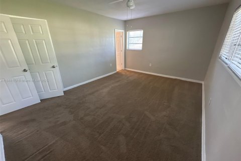 House in Miami Gardens, Florida 4 bedrooms, 154.68 sq.m. № 1846109 - photo 8