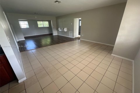 House in Miami Gardens, Florida 4 bedrooms, 154.68 sq.m. № 1846109 - photo 11