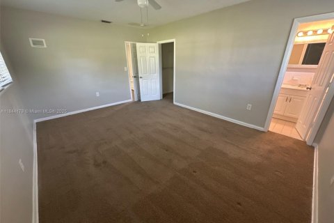 House in Miami Gardens, Florida 4 bedrooms, 154.68 sq.m. № 1846109 - photo 6