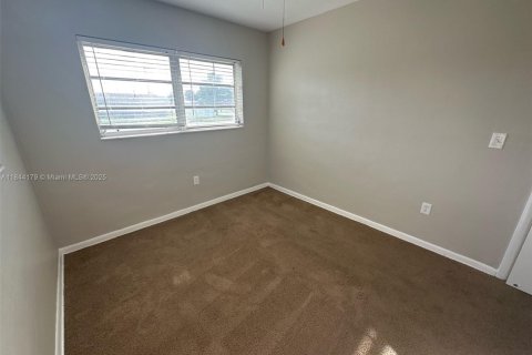 House in Miami Gardens, Florida 4 bedrooms, 154.68 sq.m. № 1846109 - photo 10