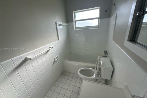 House in Miami Gardens, Florida 4 bedrooms, 154.68 sq.m. № 1846109 - photo 15