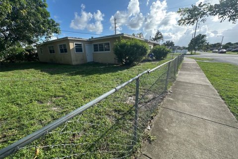 House in Miami Gardens, Florida 4 bedrooms, 154.68 sq.m. № 1846109 - photo 16