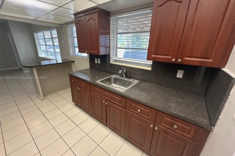House in Miami Gardens, Florida 4 bedrooms, 154.68 sq.m. № 1846109 - photo 4