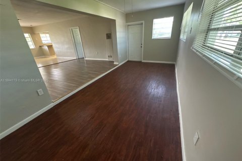 House in Miami Gardens, Florida 4 bedrooms, 154.68 sq.m. № 1846109 - photo 12