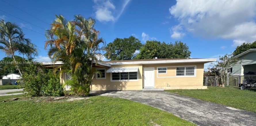 House in Miami Gardens, Florida 4 bedrooms, 154.68 sq.m. № 1846109