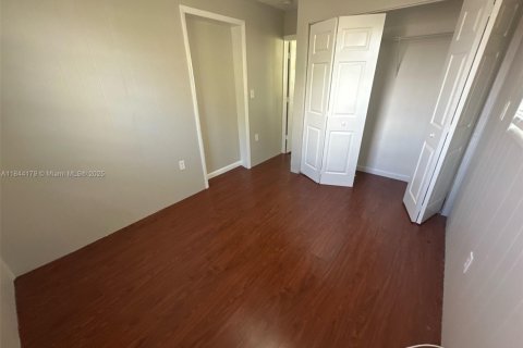 House in Miami Gardens, Florida 4 bedrooms, 154.68 sq.m. № 1846109 - photo 5