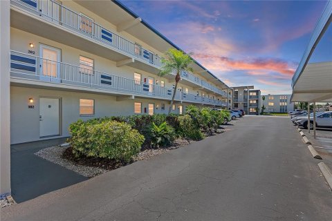 Condo in Saint Petersburg, Florida, 1 bedroom  № 1723306 - photo 1