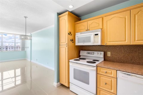 Condominio en venta en North Miami Beach, Florida, 1 dormitorio, 73.39 m2 № 1974719 - foto 15