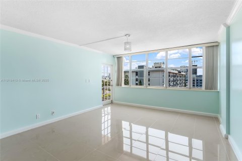 Condominio en venta en North Miami Beach, Florida, 1 dormitorio, 73.39 m2 № 1974719 - foto 1