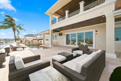 House in Saint Pete Beach, Florida 4 bedrooms, 477.33 sq.m. № 2316606 - photo 6