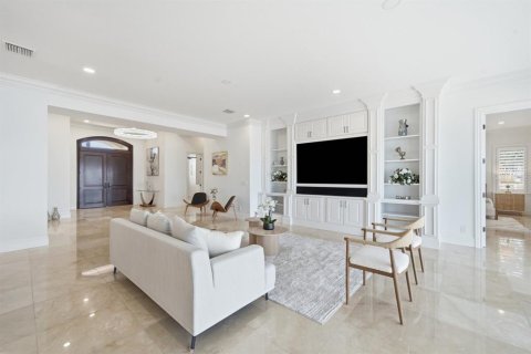 House in Saint Pete Beach, Florida 4 bedrooms, 477.33 sq.m. № 2316606 - photo 11