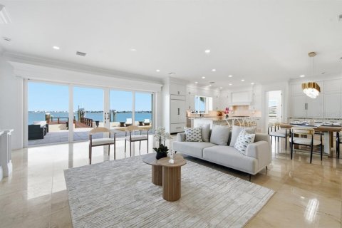 House in Saint Pete Beach, Florida 4 bedrooms, 477.33 sq.m. № 2316606 - photo 10