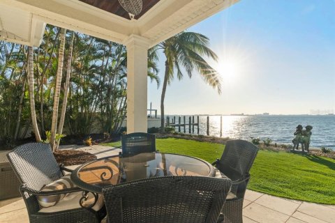 House in Saint Pete Beach, Florida 4 bedrooms, 477.33 sq.m. № 2316606 - photo 5