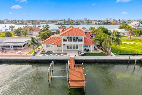 House in Saint Pete Beach, Florida 4 bedrooms, 477.33 sq.m. № 2316606 - photo 3