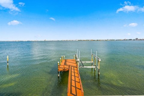 House in Saint Pete Beach, Florida 4 bedrooms, 477.33 sq.m. № 2316606 - photo 7
