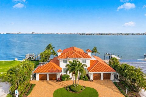House in Saint Pete Beach, Florida 4 bedrooms, 477.33 sq.m. № 2316606