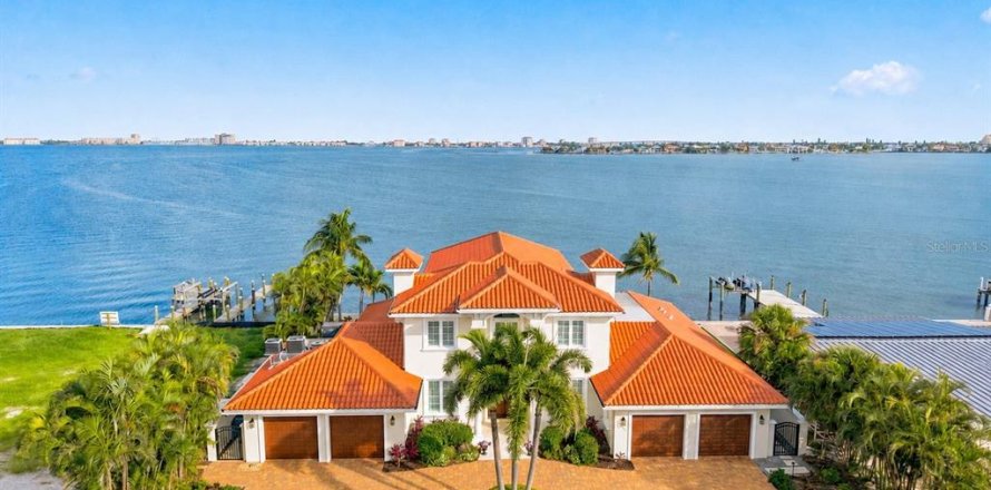 House in Saint Pete Beach, Florida 4 bedrooms, 477.33 sq.m. № 2316606
