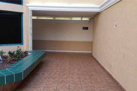 Condominio en alquiler en Miami, Florida, 2 dormitorios, 78.97 m2 № 1972471 - foto 15