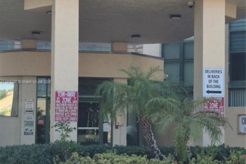 Condominio en alquiler en Miami, Florida, 2 dormitorios, 78.97 m2 № 1972471 - foto 12