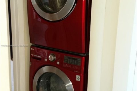 Condominio en alquiler en Miami, Florida, 2 dormitorios, 78.97 m2 № 1972471 - foto 28