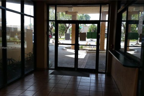 Condominio en alquiler en Miami, Florida, 2 dormitorios, 78.97 m2 № 1972471 - foto 16