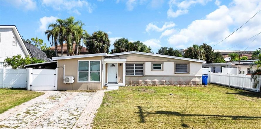 House in Tampa, Florida 4 bedrooms, 118.08 sq.m. № 1900064