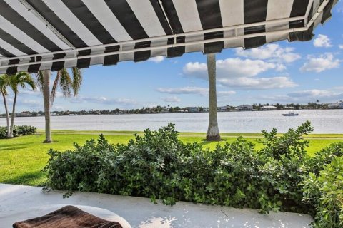 Condo in Palm Beach, Florida, 4 bedrooms № 2082201 - photo 2