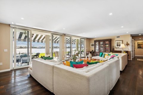 Condo in Palm Beach, Florida, 4 bedrooms № 2082201 - photo 4