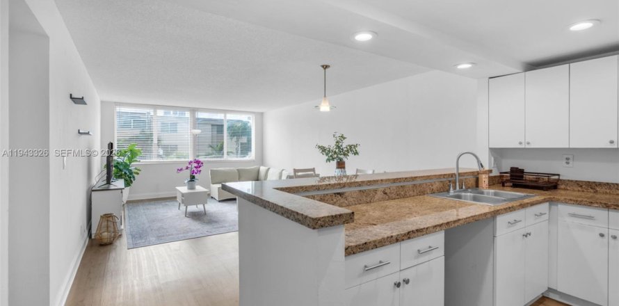 Condo à Miami, Floride, 3 chambres № 2001263