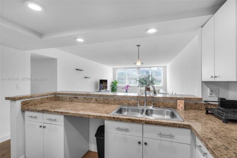 Copropriété à louer à Miami, Floride: 3 chambres № 2001263 - photo 8