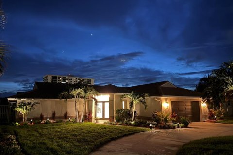 House in Clearwater, Florida 3 bedrooms, 223.8 sq.m. № 2225536 - photo 3
