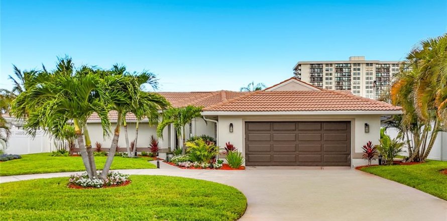 House in Clearwater, Florida 3 bedrooms, 223.8 sq.m. № 2225536