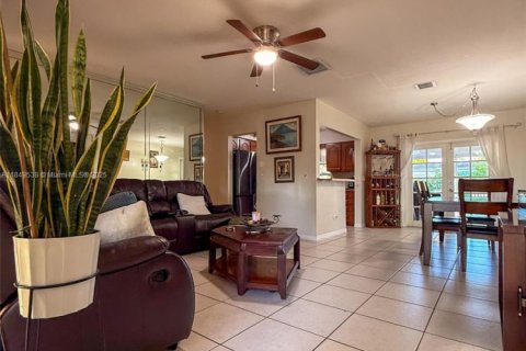 House in Pembroke Pines, Florida 4 bedrooms, 135.27 sq.m. № 1857322 - photo 9